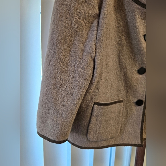 BCBG classic short coat in soft wool-blend fabric. - Picture 3 of 10